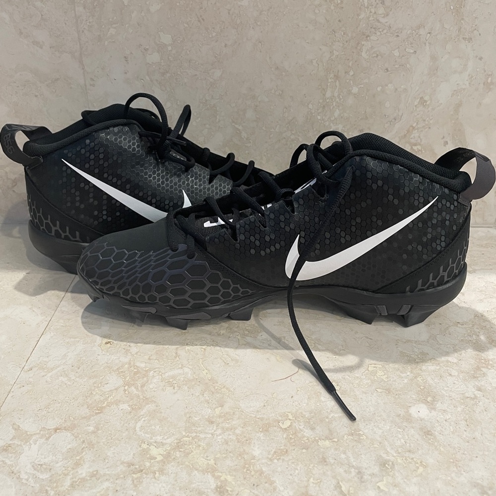 EUC plastic baseball cleats